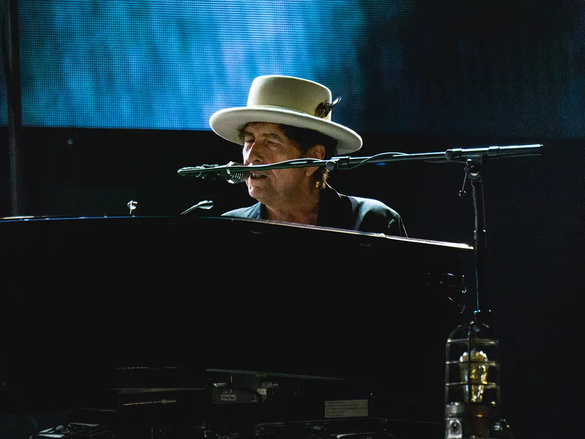 Mira Bob Dylan cobre a festa em Ricky Nelson Garden