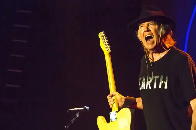 Cuando Neil Young canceló una gira completa después de un accidente relacionado con el sándwich