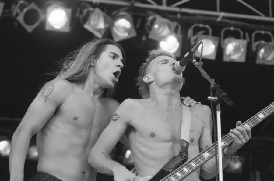 Anthony Kiedis y John Frusciante debutan una versión acústica de Under the Bridge en 1991