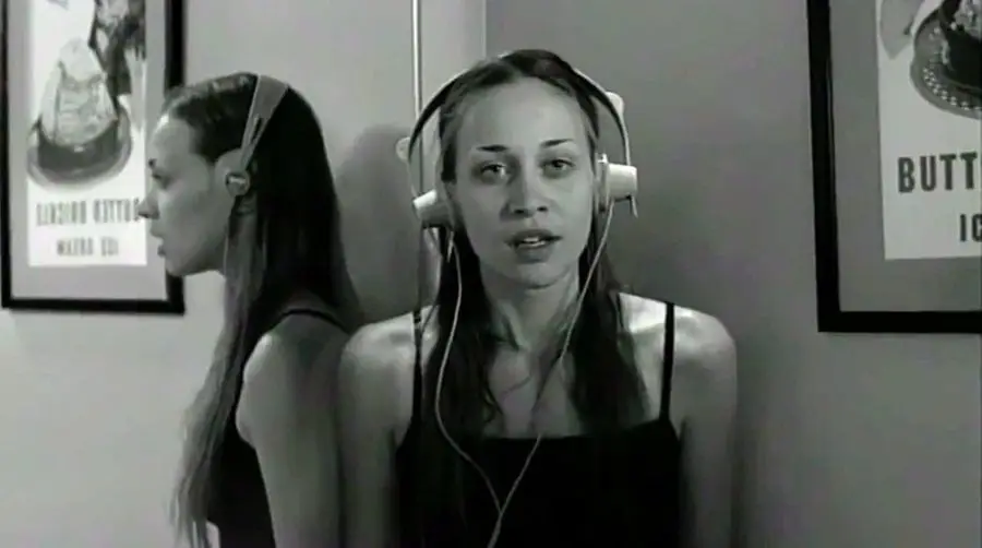 Revise la versión soñadora de Fiona Apple de la canción de los Beatles Al través del universo