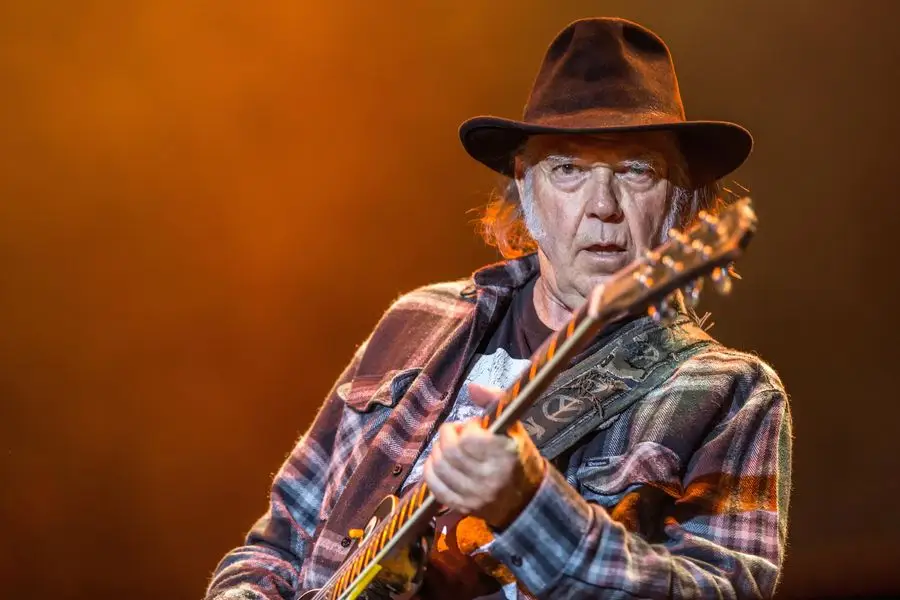 Neil Young y Crazy Horse comparten la nueva y arenosa canción Timberline de Toast