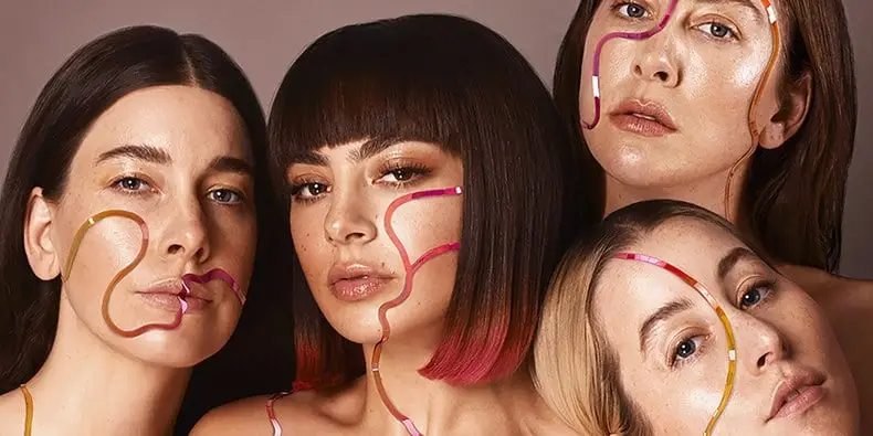 Charli XCX solicita la ayuda de Haim en la nueva pista Warm