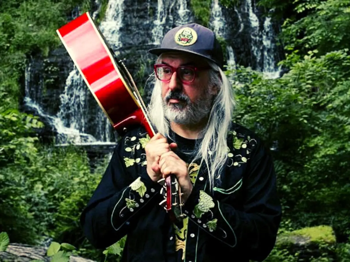 J Mascis en su banda favorita cuando se forma Dinosaur Jr
