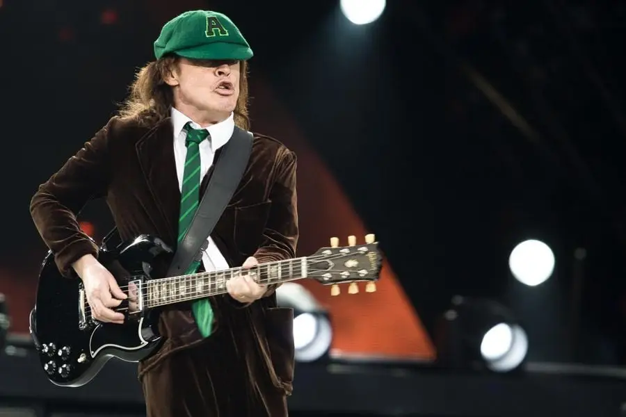 En imágenes raras Angus Young explica el alto voltaje de AC/DC en una guitarra acústica