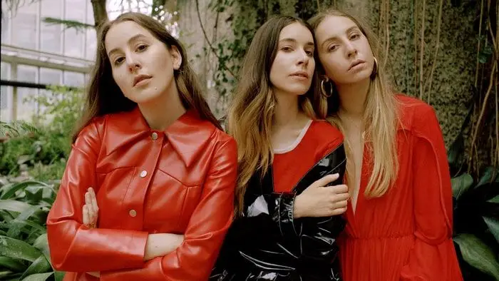 Childish Gambino, Charli XCX e outros aparecem em um novo vídeo Haim