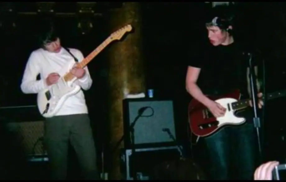Verifique a primeira apresentação ao vivo dos macacos árticos em Sheffield em 2003