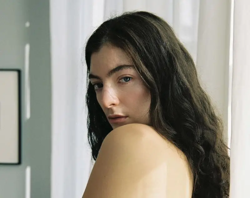 Gross se vira com o mais novo dos segredos de clipe de uma garota