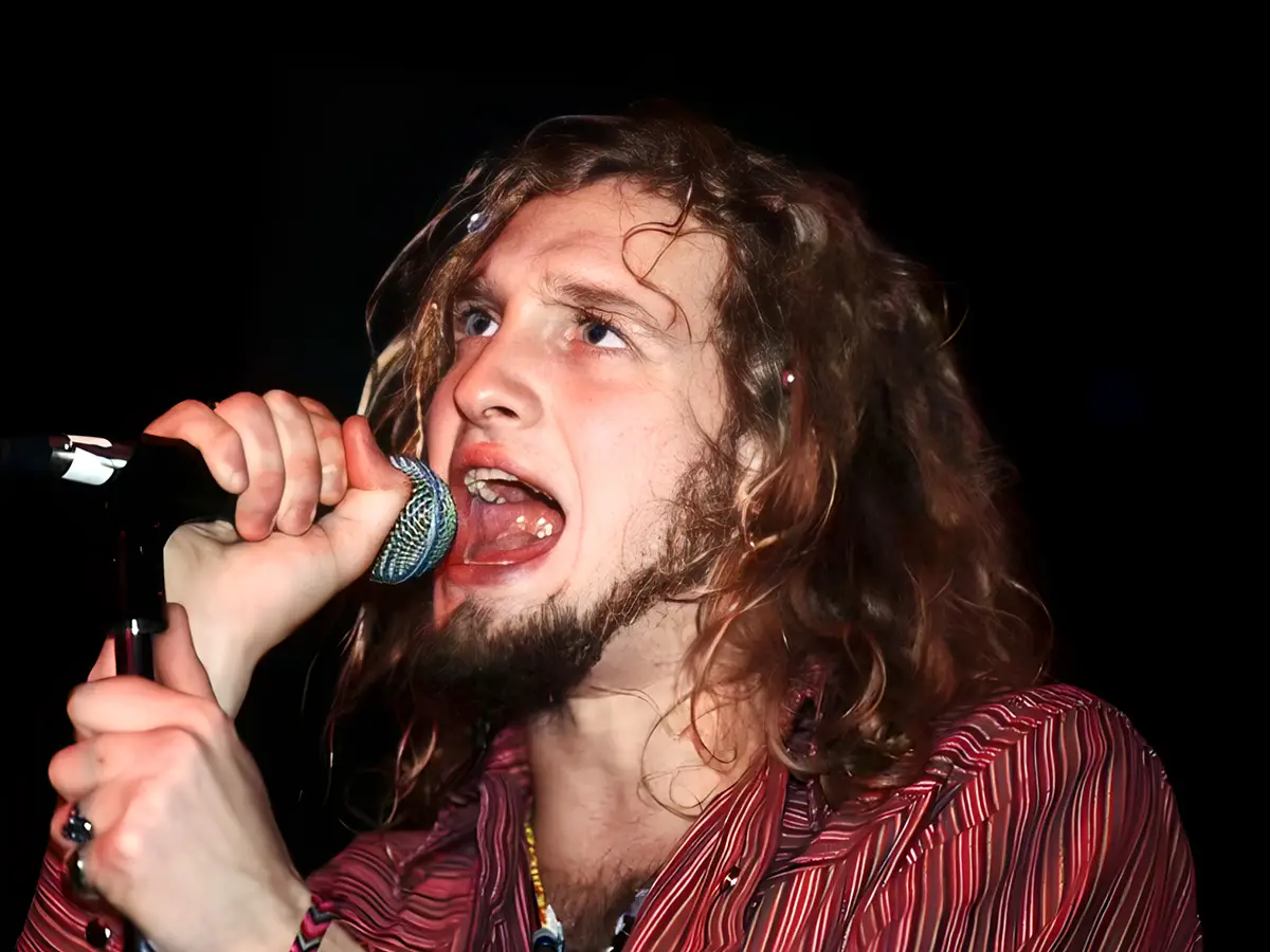 A revista Layne Staleys é publicada como um novo livro