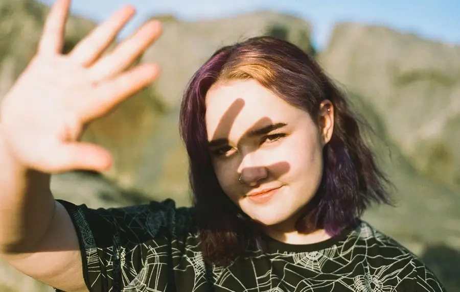 Smoothoi Ezra inicia uma nova música de estuque