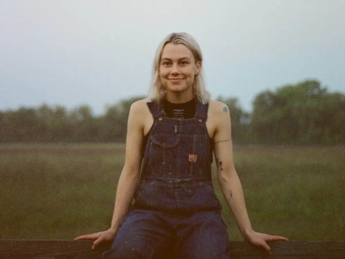 Phoebe Bridgers compartilha uma nova cobertura de férias e ambos