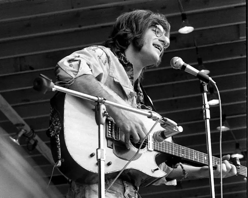 Las dos canciones clásicas con John Sebastian en la armónica