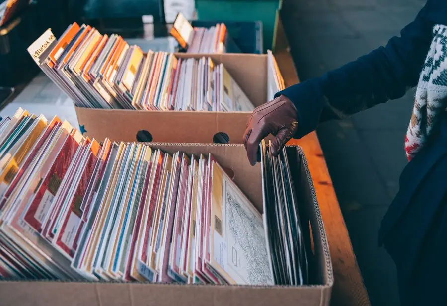 Un hombre que vendió £ 1.2 millones en discos de vinilo falsos capturados por un fanático del choque