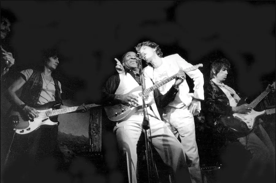 El extraño golpe de suerte que introdujo aguas fangosas a Keith Richards