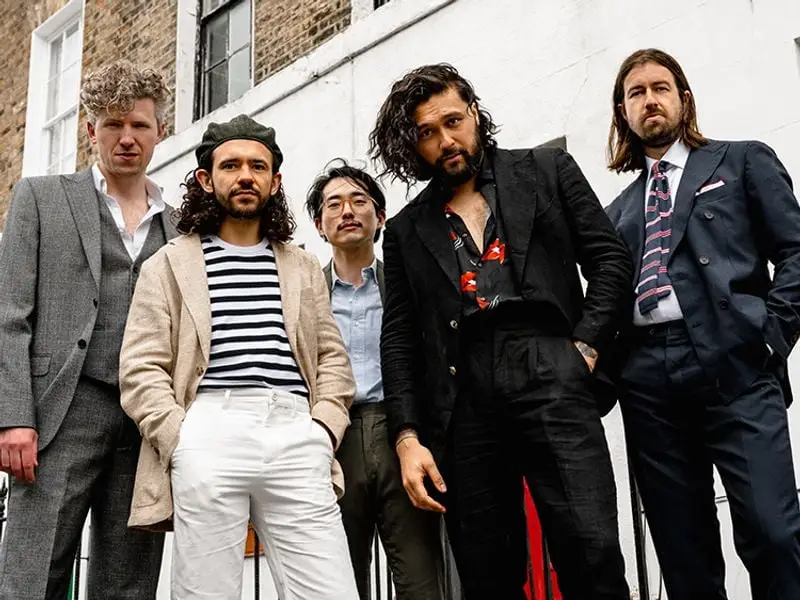 Mira, um grupo de jovens tocou os anjos da 8th Ave. em Colbert