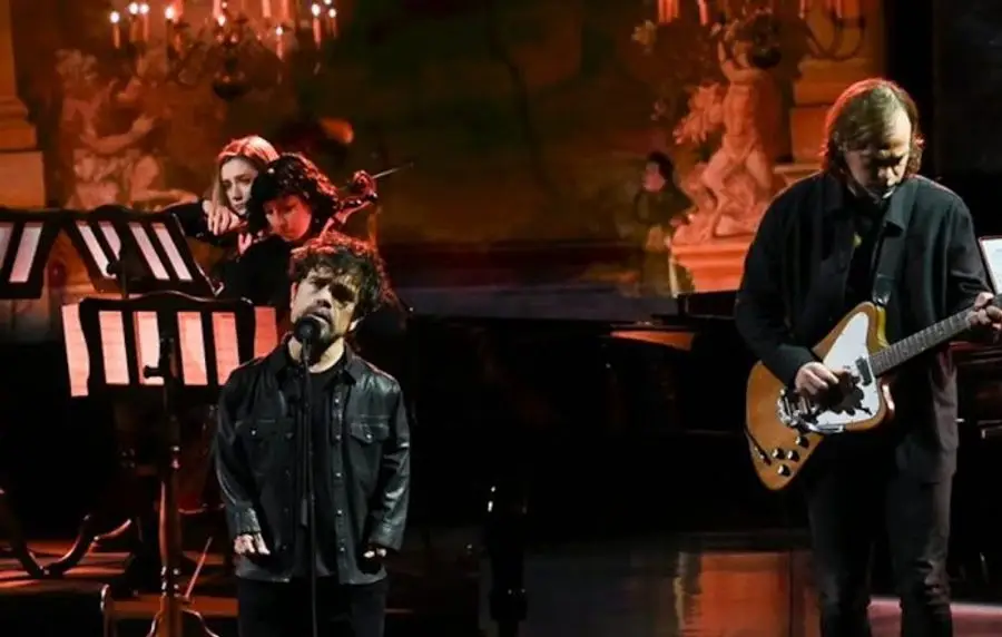 Mira a Peter Dinklage cantar con miembros del National en Colbert