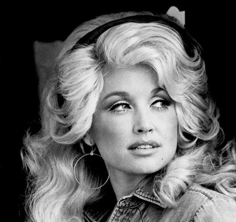 Hola, soy Dolly tiene 55 años: en el momento en que Dolly Parton llegó al suelo corriendo