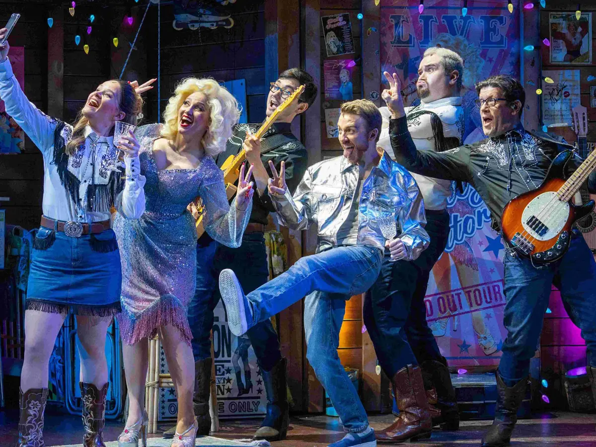 O teatro Manchester toca o musical Dolly perdoa devido a abuso homofóbico