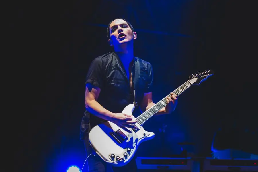 Brian Molko de Placebo acusado de difamación por llamar al primer ministro italiano un fascista y un racista
