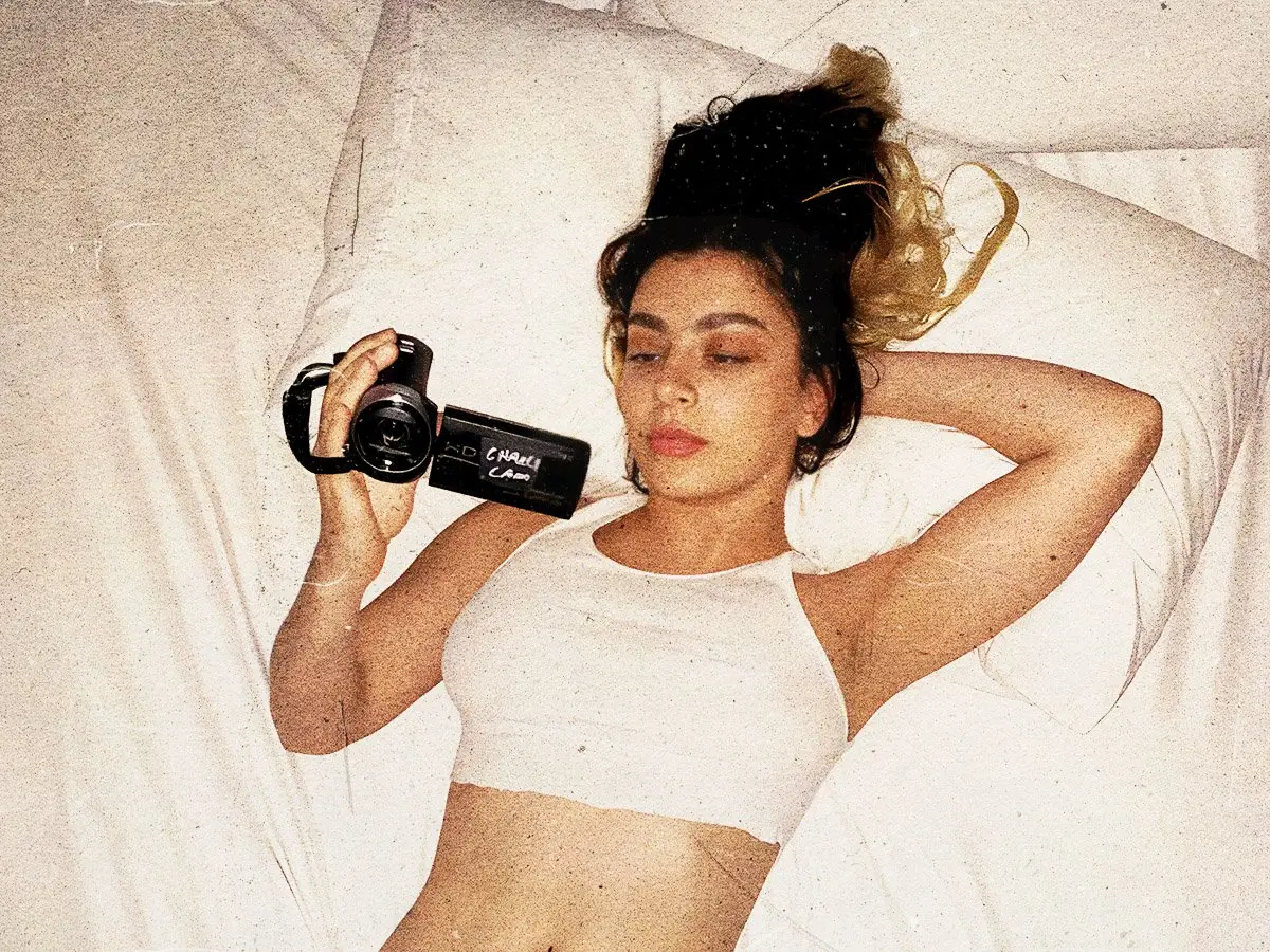 Charli XCX: De Myspace Demo um pioneiro hiperpop