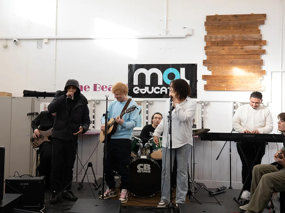E Sheeran inicia a base da educação musical no Reino Unido