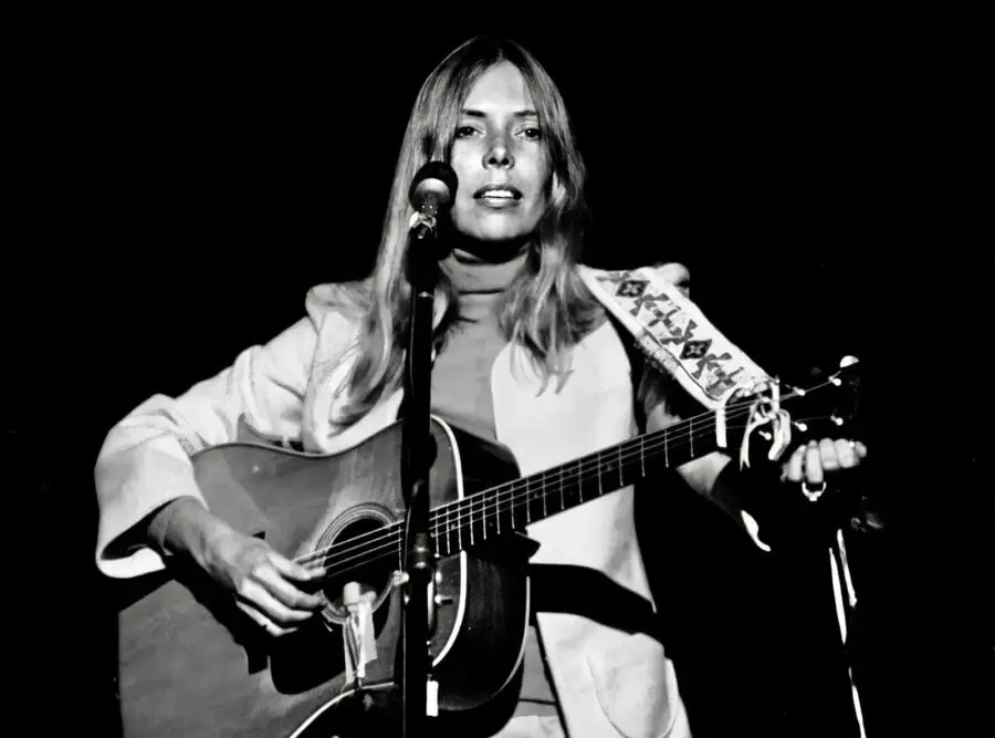 Cómo Joni Mitchell participó en la creación de Crosby, Stills, Nash y Young