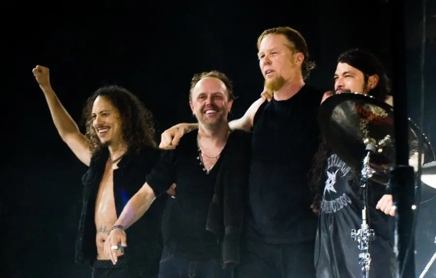 Assista Joseph Quinn Jam com Metallica atrás do palco Lollapaloza