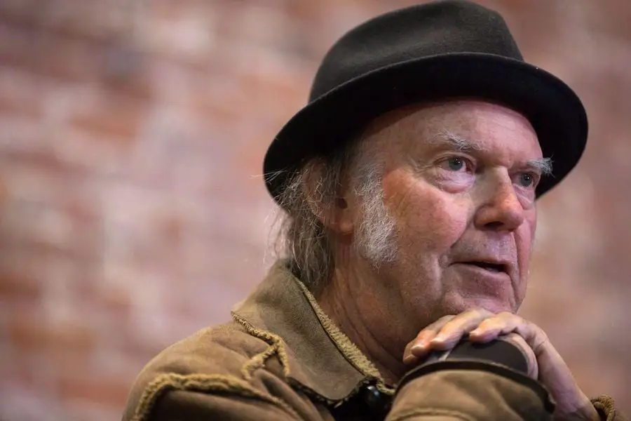 Neil Young anuncia la reedición del 50 aniversario de la cosecha con la actuación en vivo Heart of Gold