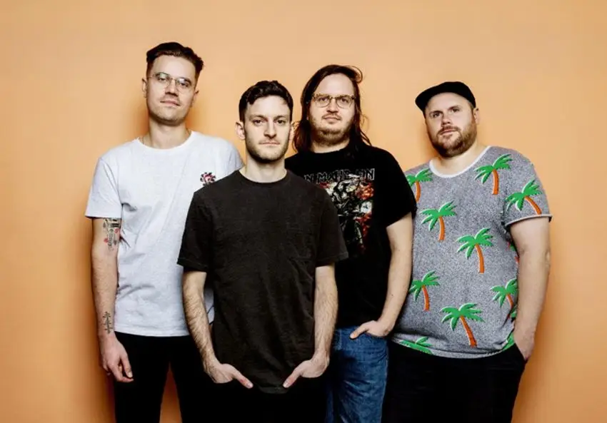 O filhote anuncia a turnê da Grã -Bretanha e da Irlanda com o novo single Matilda
