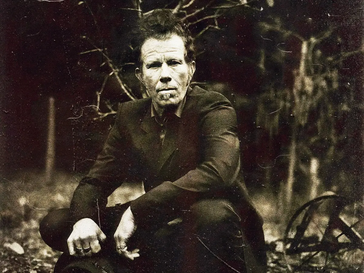 Como os motoristas de corrida que estão cobertos por centenas de logotipos: quando Tom Waits foi recuperado contra o comerciante da música