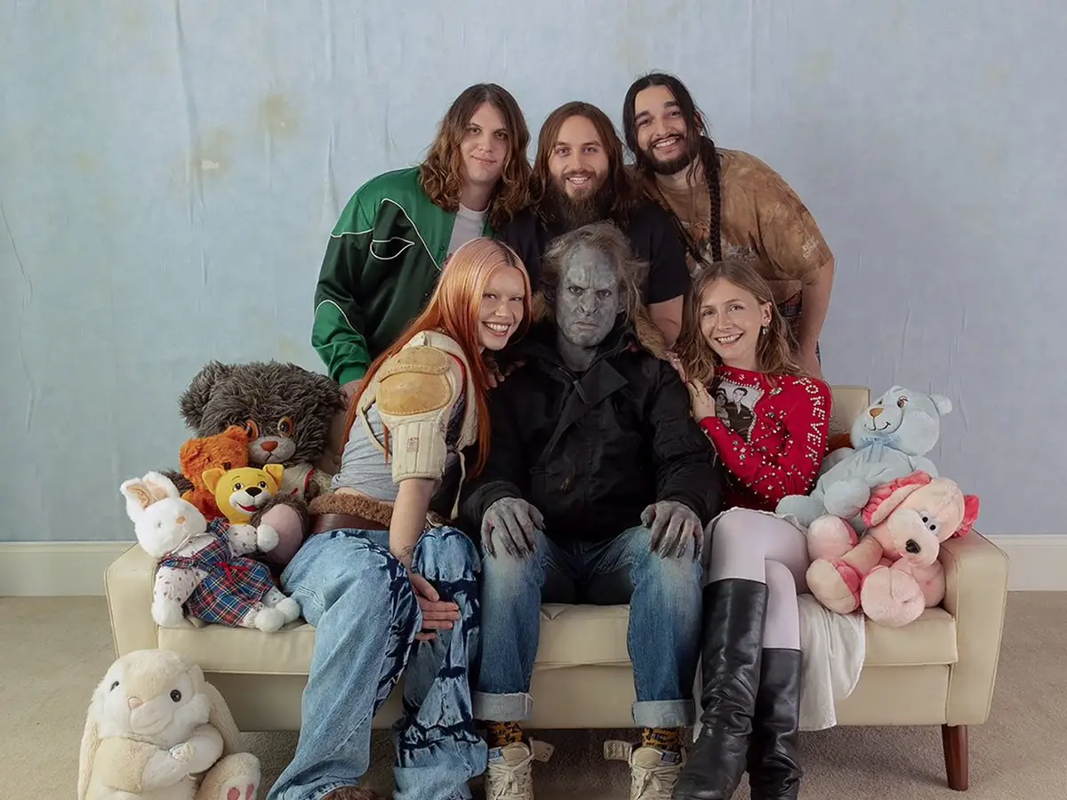 Óssea retorna com um novo single, tome esses socos