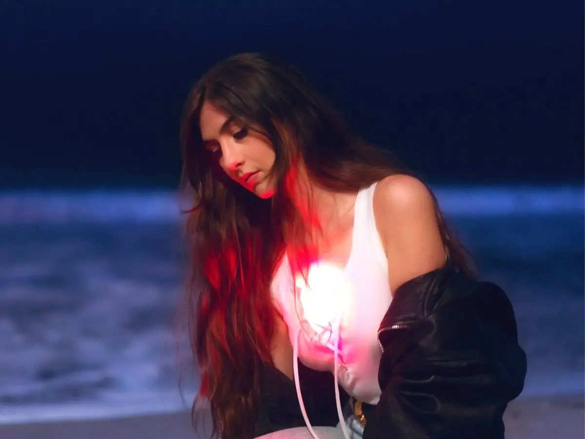 O sangue de Weyes lista Deus em uma flor viva em Colbert
