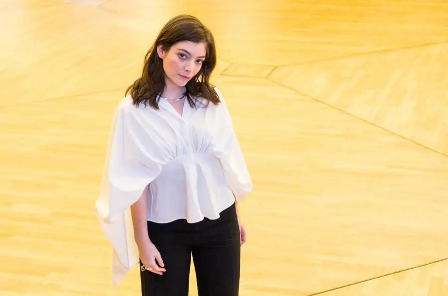 Lorde reacciona ante el video viral de sí misma que se enfría a los fanáticos