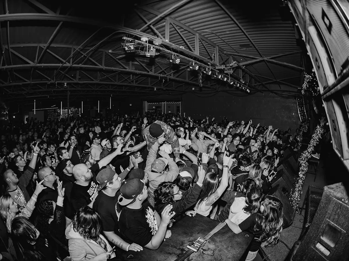 Homem que foi preso no Texas por Bitten the Metal Show Concert