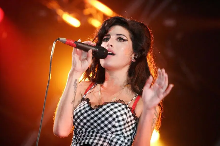 Celebrando el álbum inquebrantablemente honesto de Amy Winehouse Back to Black