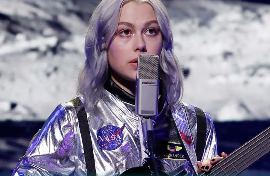 Phoebe Bridgers interpreta la canción de la luna en un traje espacial en vivo en Jimmy Kimmel