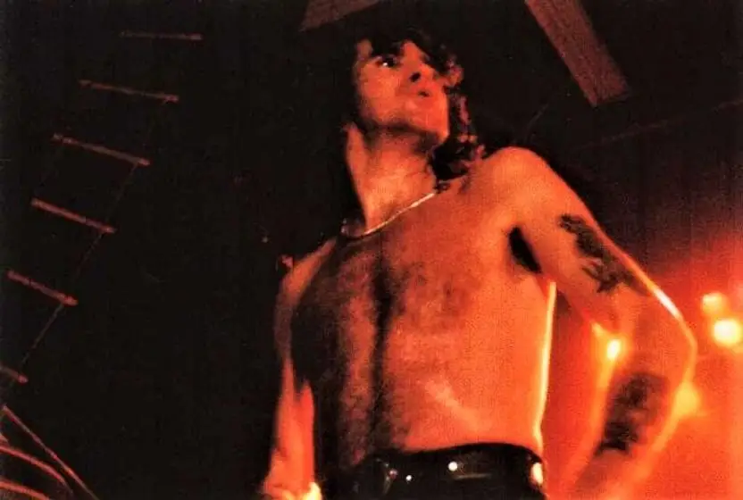 Recordando a Bon Scott de AC/DC con su poderosa voz aislada en Let There Be Rock