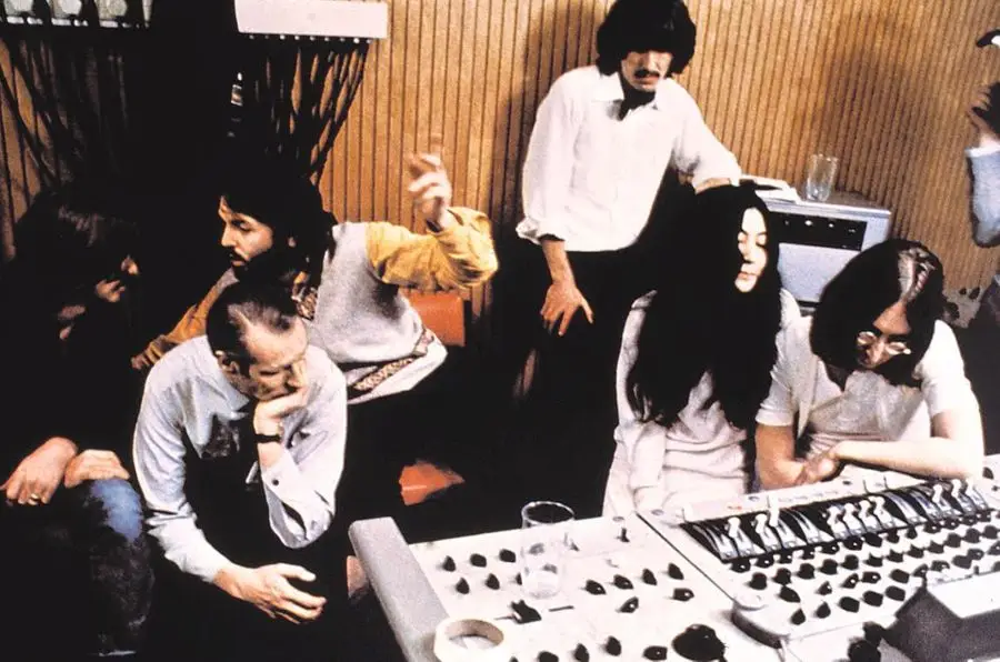 Las poderosas voces aisladas de John Lennon en el clásico de los Beatles  No me dejes caer
