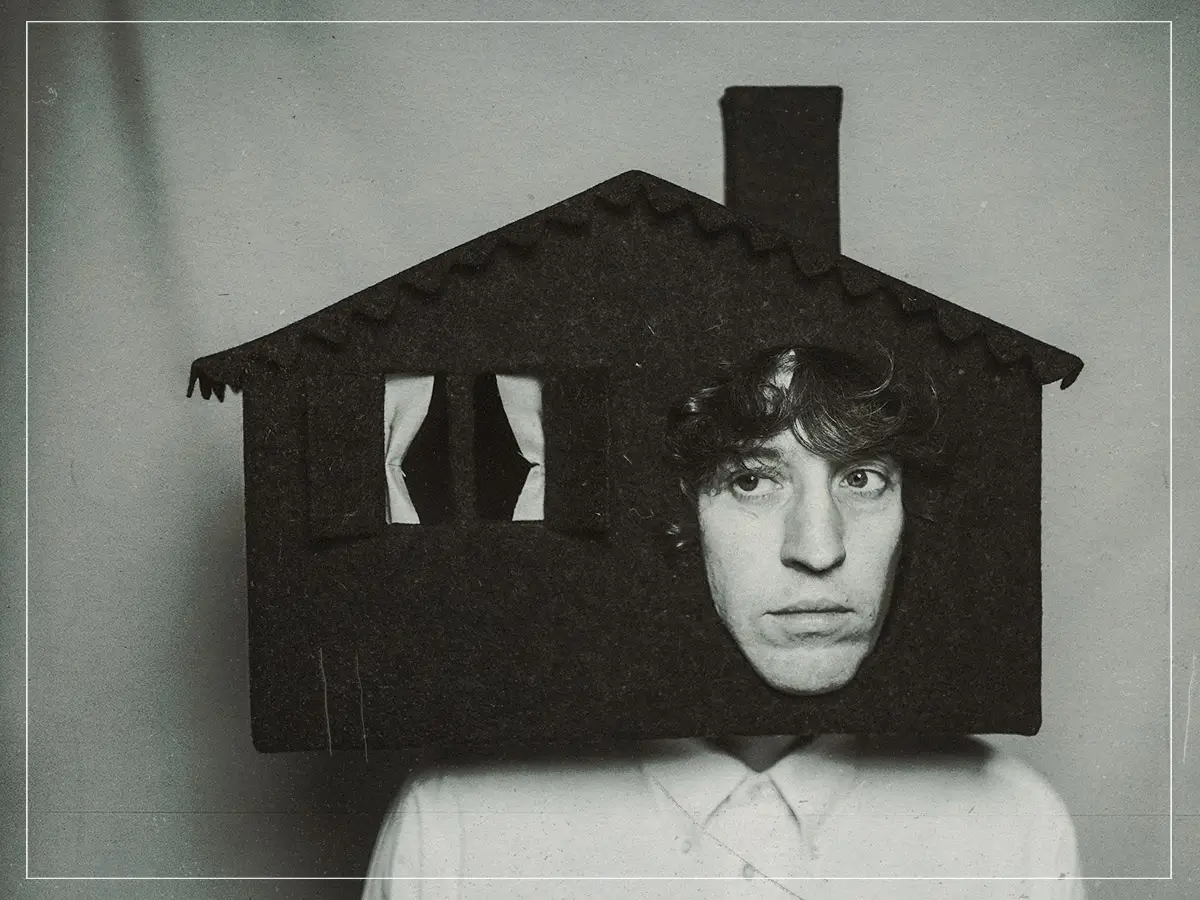 Le directeur de l'autoroute démarre un projet solo comme Crigal avec le single principal. Souhaitez-vous être enterré dans une boîte?