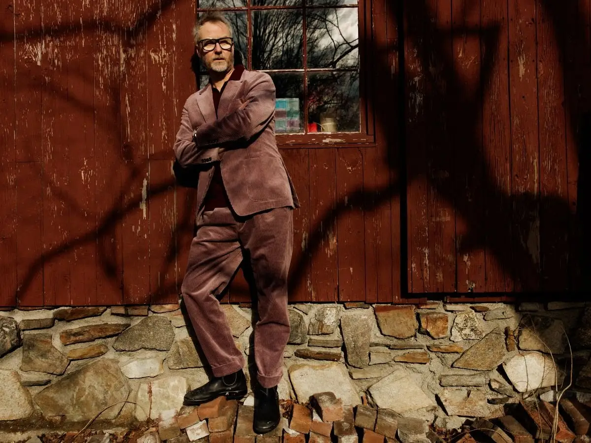 Matt Berninger comparte un nuevo sencillo Breaking Into Acting con hábitos de mano