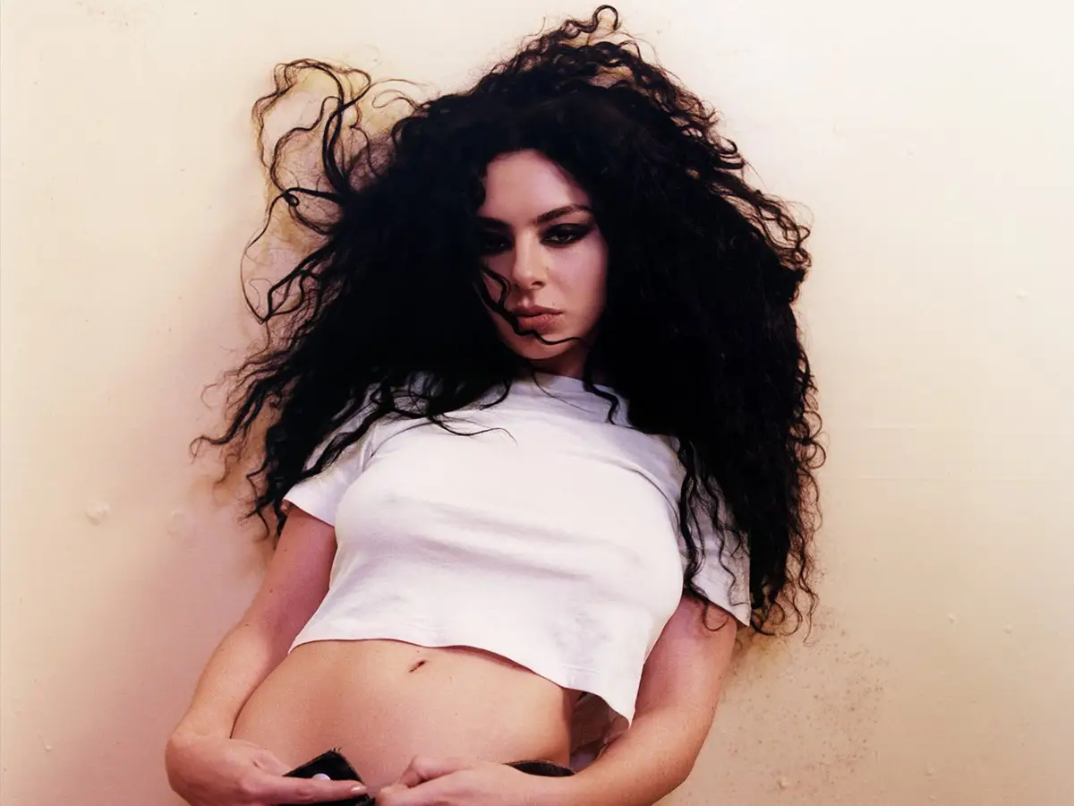 Charli XCX declara que a cobertura minimalista da baía foi criada para economizar dinheiro