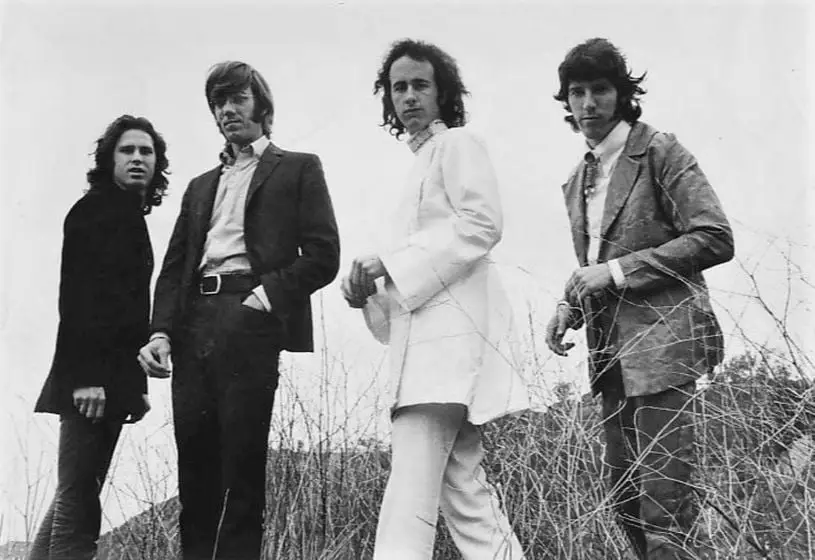 Recordando la actuación ardiente de las puertas de Light My Fire de su gira europea de 1968