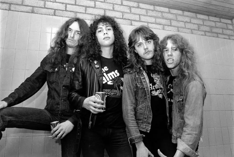 Verifique a jornada de metal com o clássico de thrash Lightning