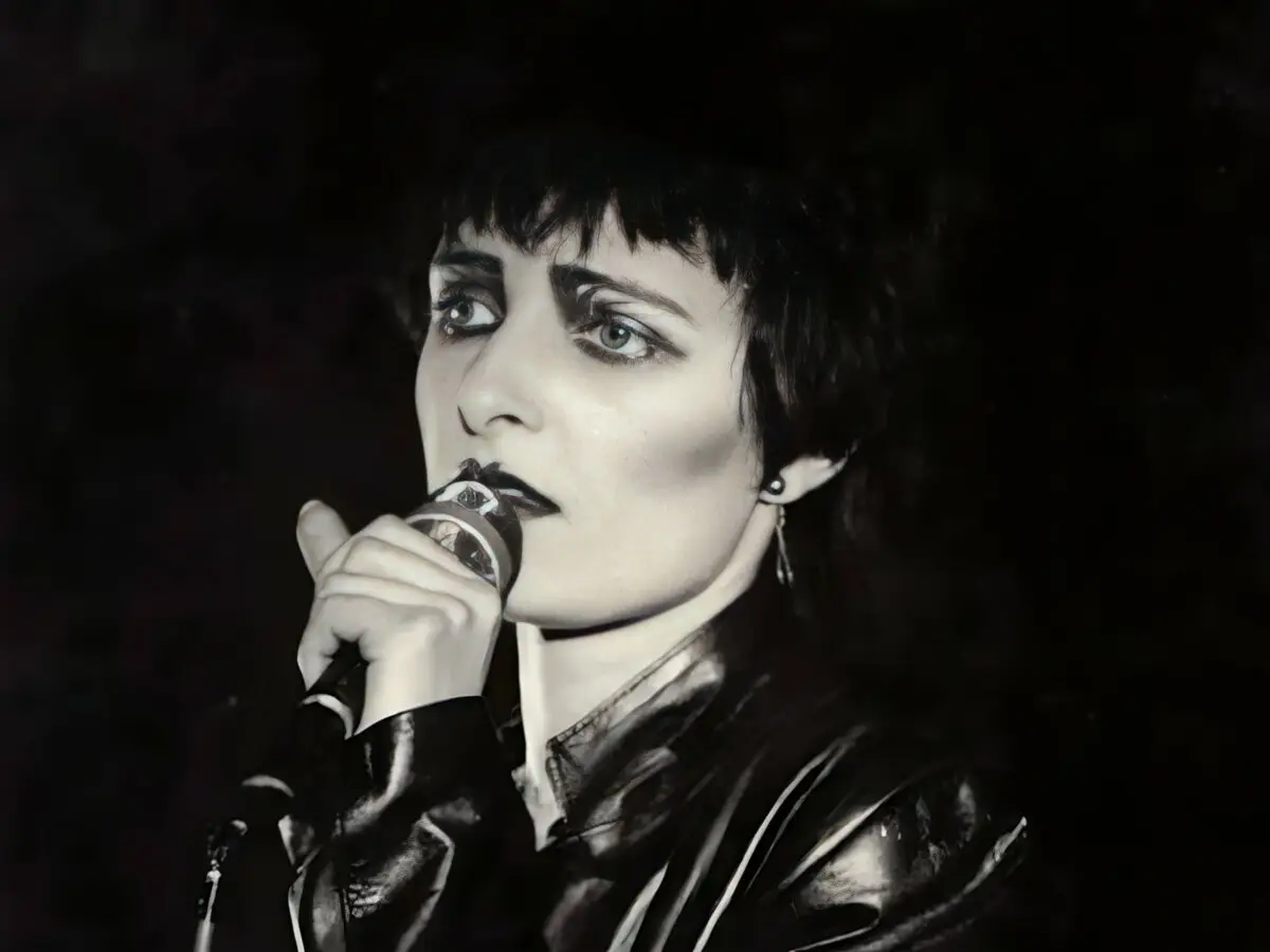 As quatro músicas, os siouxsie sioux e o som de Siouxsie e Banshees influenciaram