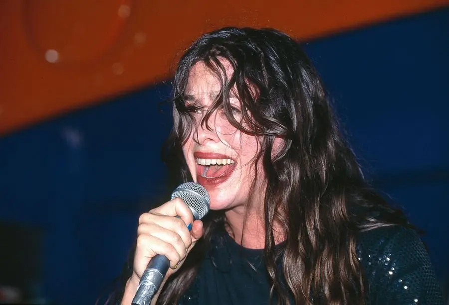 Alanis Morissette cita el sentimiento anti-mujer por abandonar la ceremonia del Salón de la Fama del Rock and Roll
