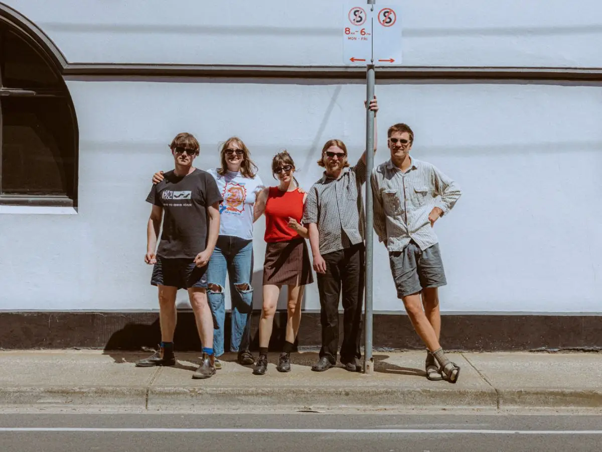 A entrega vai além do primeiro álbum para sempre, além do primeiro álbum Beyond the Sardononics