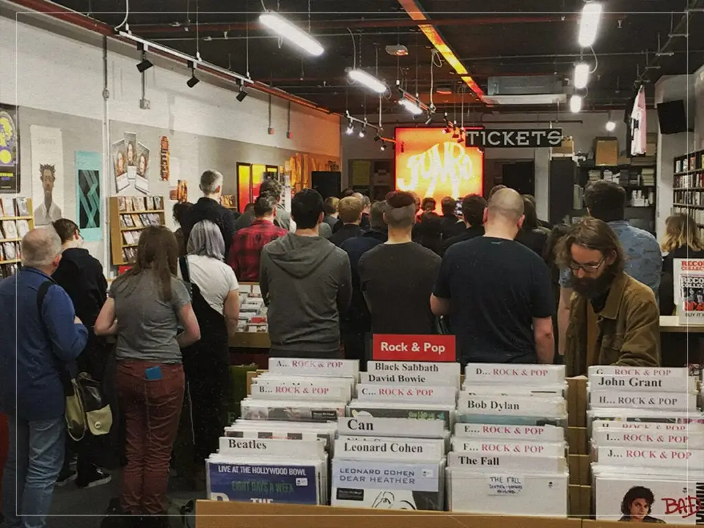 Un poco más de conversación: hablar con la gente en la cola mejorará la experiencia del día de su tienda discográfica