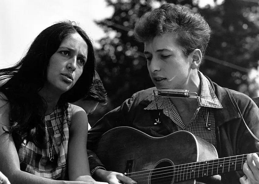 Mira a Joan Baez y Bob Dylan cantar It Ain’t Me Babe en vivo en 1964