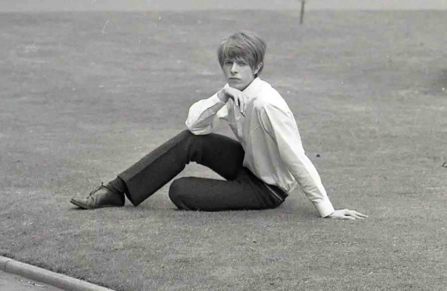 As raras fotos de David Bowie, Gênesis e Hawkwind do Atomic Dawn de 1970 são transferidas