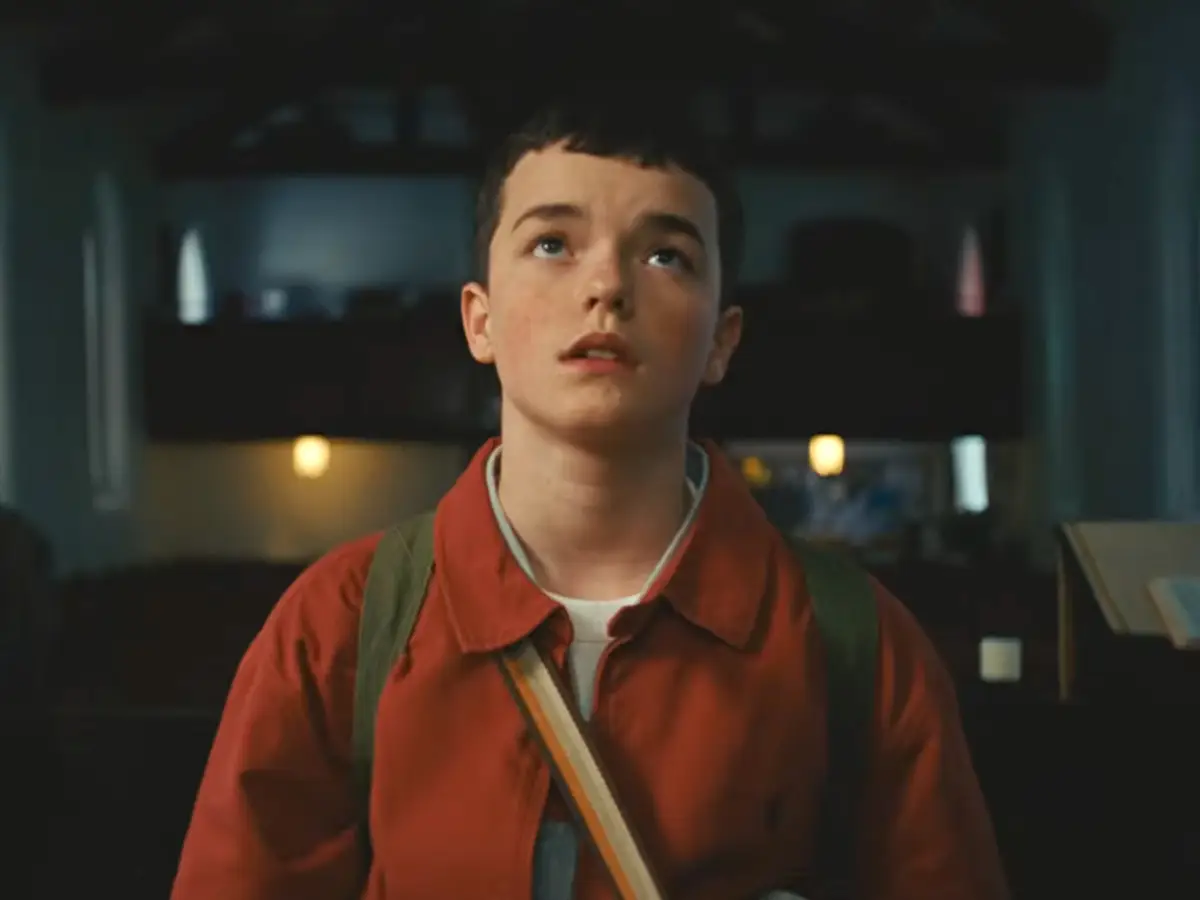 Mira la estrella de Adolescence Owen Cooper en video para Little Closer de Sam Fender