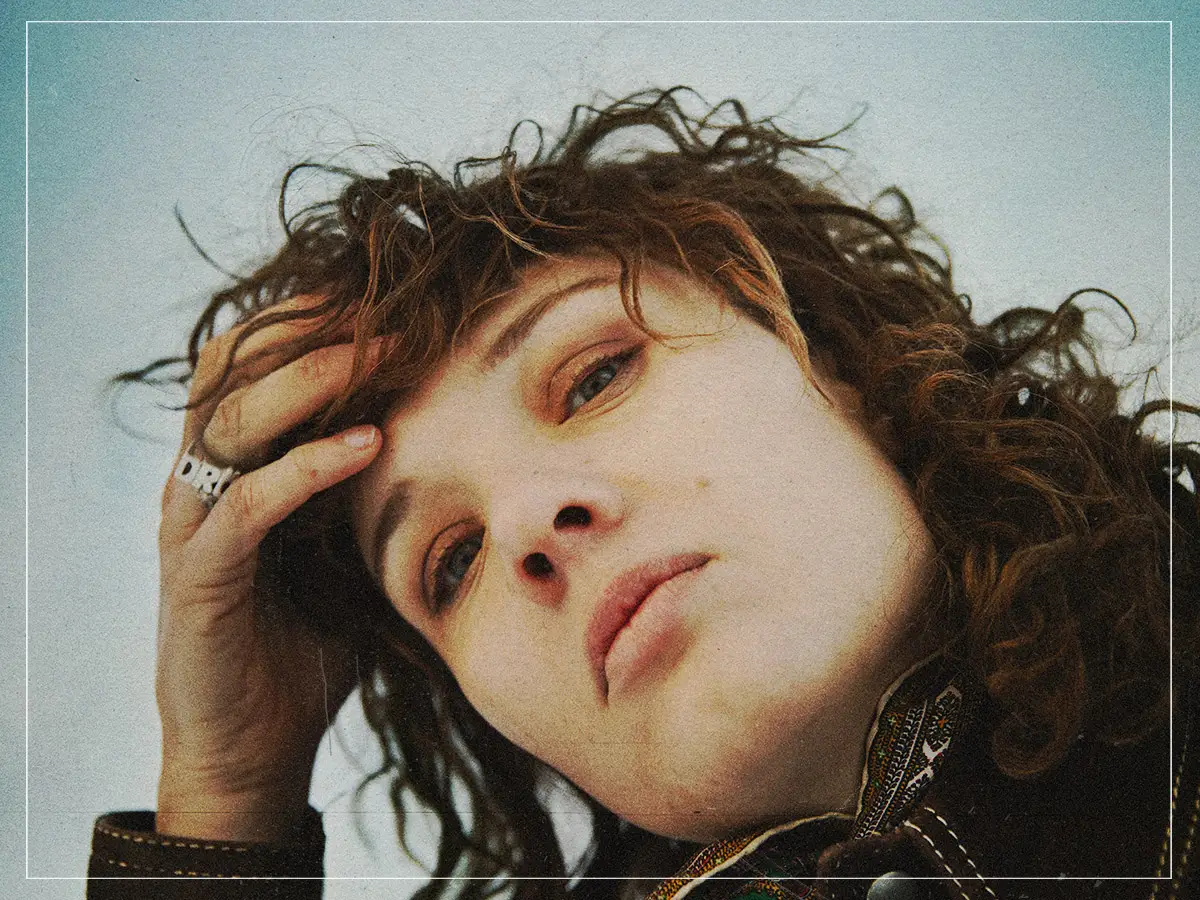 Amanda Bergman - Revisión del álbum de Your Hand Forever Forever On My Fever: A impresionante regreso